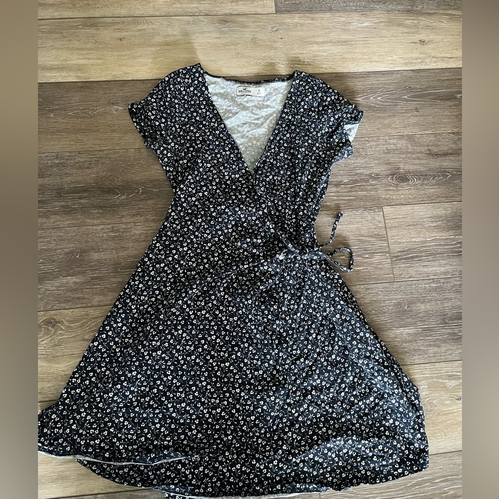Navy blue flower mini dress, size small, Hollister, women’s, wrap dress
